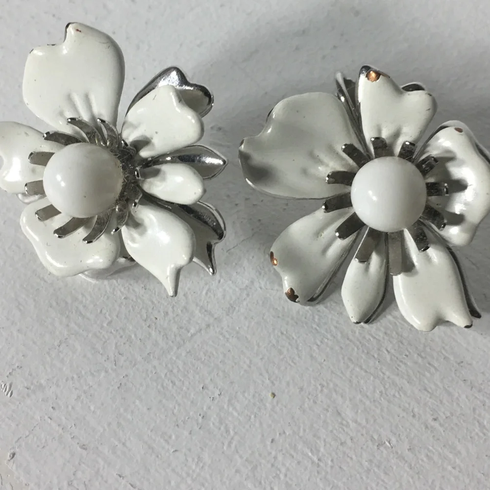 60s Sarah Coventry White Flower Clipon Earrings